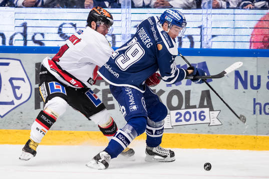 Leksands Tobias Forsberg jagas av Örebros Petr Zamorsky i