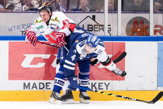 Leksands Nichlas Torp  tacklar Örebros Johan Adolfsson i