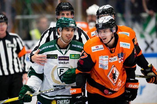 Färjestads Tim Stapleton agerar mot Karlskronas Joel