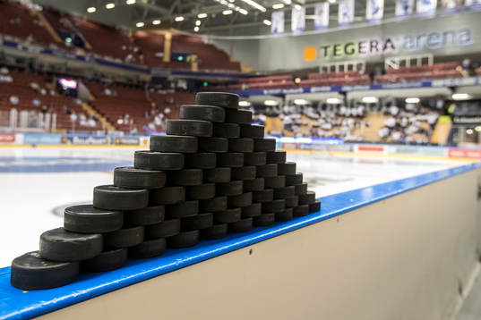 Trave med puckar innan ishockeymatchen i SHL mellan Leksand