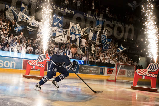 Leksands Johan Olofsson intro i ishockeymatchen i SHL