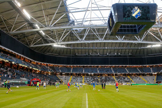 Norrköpings spelare värmer upp före fotbollsmatchen i