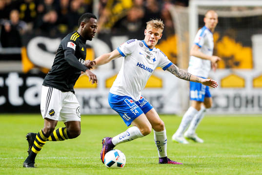 s Chinedu Ogbuke Obasi och Norrköpings Eric Smith