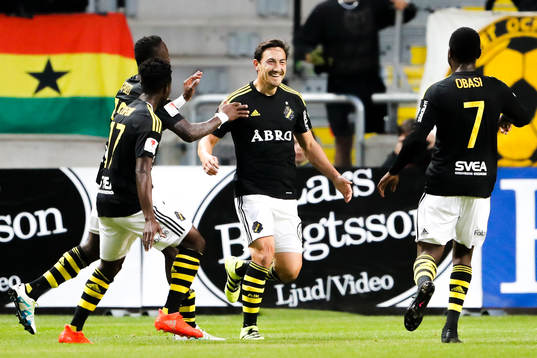 s Stefan Ishizaki jublar med Ebenezer Ofori och Chinedu