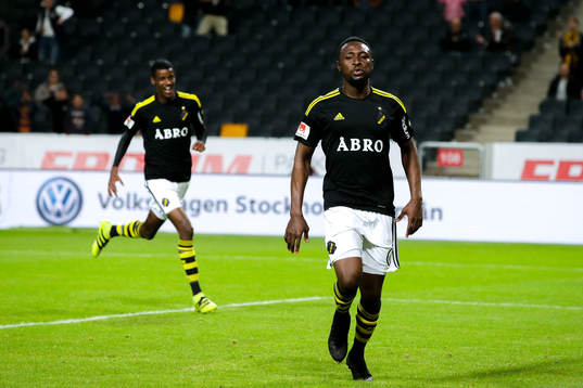 s Alexander Isak och Chinedu Ogbuke Obasi jublar