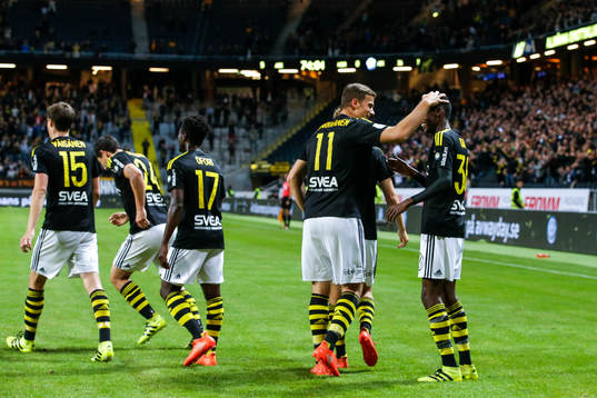 s Eero Markkanen och Alexander Isak jublar