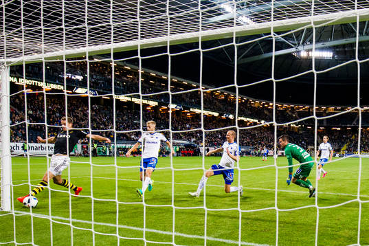s Eero Markkanen är före Norrköpings Filip Dagerstå,