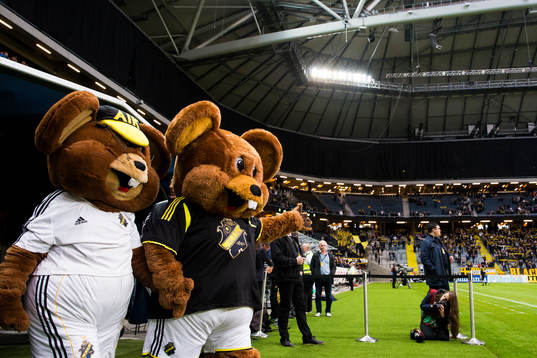 s maskotar innan fotbollsmatchen i Allsvenskan mellan AIK