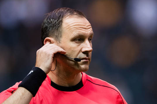 Domare Jonas Eriksson innan fotbollsmatchen i Allsvenskan