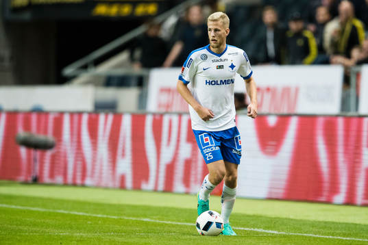Norrköpings Filip Dagerstål med bollen
