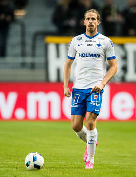 Norrköpings Andreas Hadenius med bollen