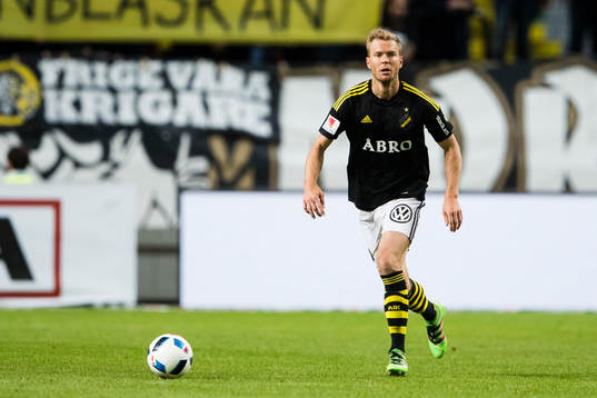 s Per Karlsson med bollen