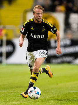 s Daniel Sundgren med bollen