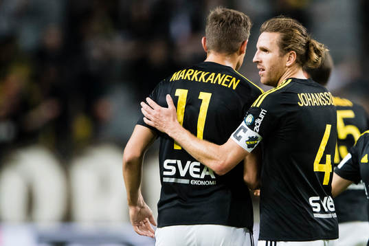 s Nils-Eric Johansson gratulerar AIK:s Eero Markkanen till