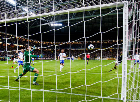 s Alexander Isak gör 5-0 bakom Norrköpings målvakt