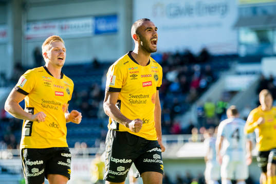 Elfsborgs Issam Jebali gör 1-2 och  gratuleras av Per