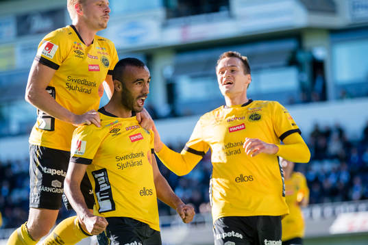 Elfsborgs Issam Jebali (m) gör 1-2 och  gratuleras av Per