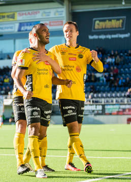 Elfsborgs Issam Jebali (m) gör 1-2 och  gratuleras av Per
