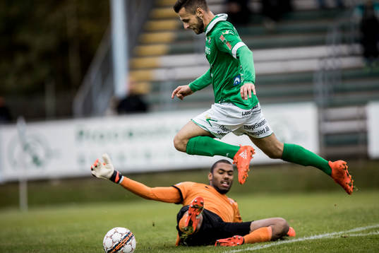 Ljungskiles Admir Bajrovic går förbi Värnamos målvakt