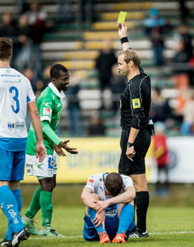 Ljungskiles Yussif Chibsah får gult kort av domare Jim