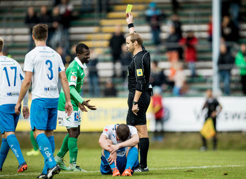 Ljungskiles Yussif Chibsah får gult kort av domare Jim