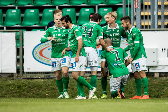 Ljungskiles Ahmed El-Amrani jublar med lagkamraterna