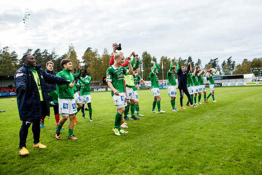 Ljungskiles spelare jublar med publiken