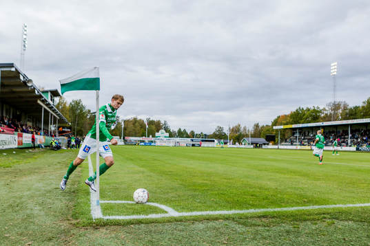 Ljungskiles Jakob Olsson  slår en hörna