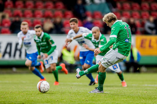 Ljungskiles Jakob Olsson skjuter en straff som målvakten
