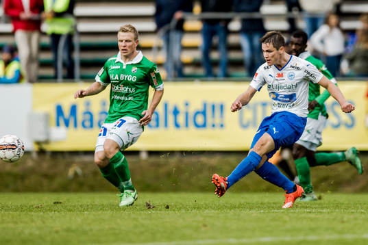 Värnamos Oskar Johanssonunder fotbollsmatchen i Superettan