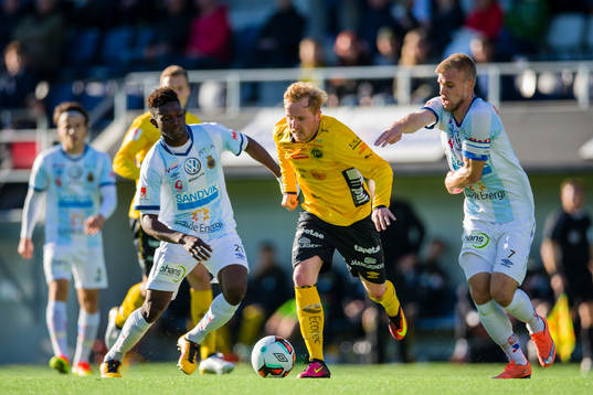 Elfsborgs Simon Lundevall utmanar Gefles Kwame Bonsu (v)