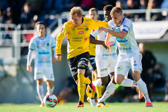 Elfsborgs Simon Lundevall i kamp om bollen med Gefles Robin
