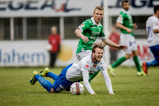 Värnamos Simon Nilsson får en tackling av Ljungskiles