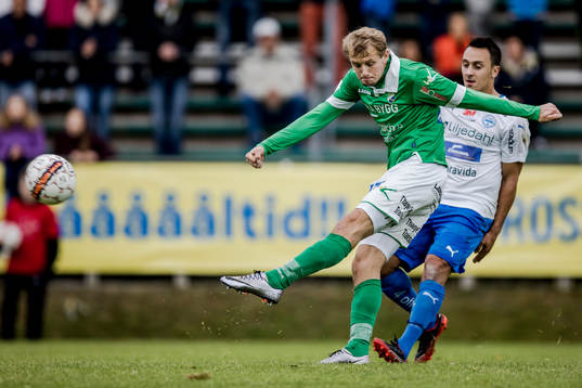 Ljungskiles Jakob Olsson skjuter