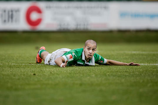 Ljungskiles Ahmed El-Amrani ligger ned på marken