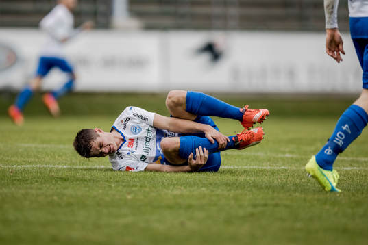 Värnamos Oskar Johanssonligger skadad på planen