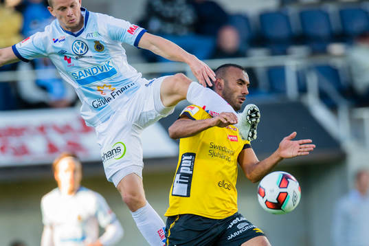 Gefles Anton Lans i kamp om bollen med Elfsborgs Issam