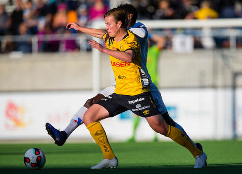 Elfsborgs Simon Olsson i kamp om bollen med Gefles Dioh