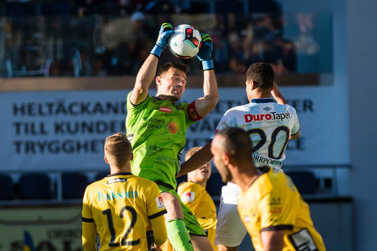 Elfsborgs målvakt Kevin Stuhr Ellegaard plockar ner en boll