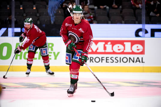 Frölundas Anton Karlsson värmer upp innan ishockeymatchen