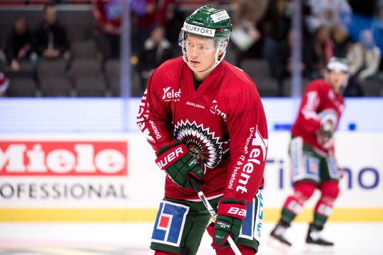 Frölundas Kristoffer Gunnarsson värmer upp innan