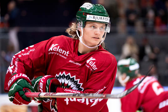 Frölundas Anton Karlsson värmer upp innan ishockeymatchen
