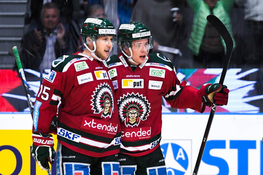 Frölundas Matt Donovan och Victor Olofsson  jublar