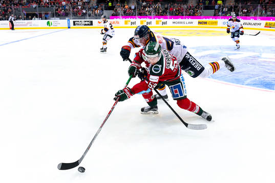 Djurgårdens Lukas Vejdemo och Frölundas Simon Hjalmarsson