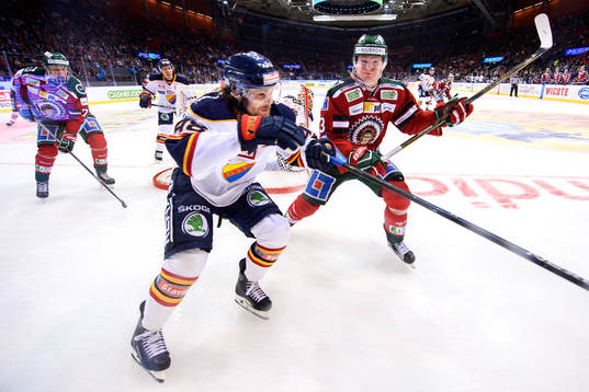 Djurgårdens Mikko Kousa och Frölundas Carl Grundström