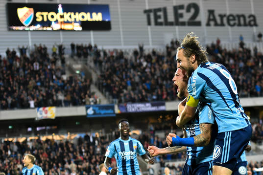 Djurgårdens Alexander Faltsetas jublar med Kevin Walker