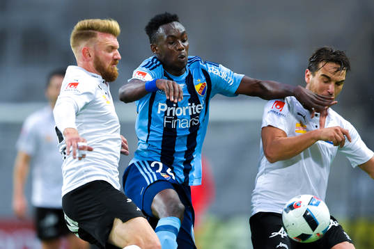 Örebros Michael Almebäck och Nordin Gerzic  försvar mot
