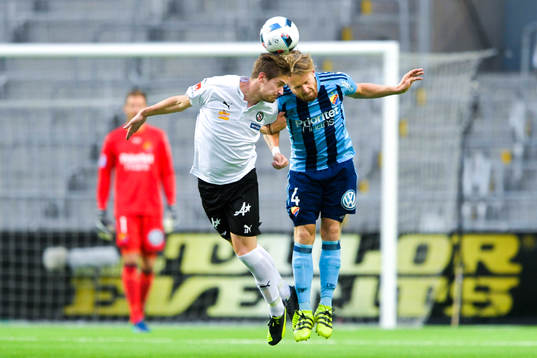 Djurgårdens Jacob Une Larsson och Örebros Logi Valgardsson