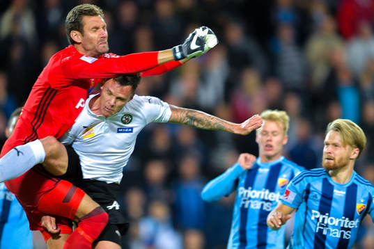 Örebros Erik Moberg kolliderar med Djurgårdens målvakt