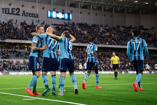 Djurgårdens Alexander Faltsetas (tv) jublar med Magnus
